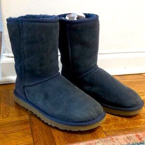 Classic navy blue Uggs size 7